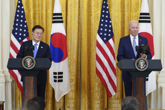문재인 대통령이 21일(미국 현지시간) 한미 정상회담을 마치고 조 바이든 미국 대통령과 함께 참석한 공동기자회견에서 기자들의 질문에 답하고 있다. <연합뉴스>